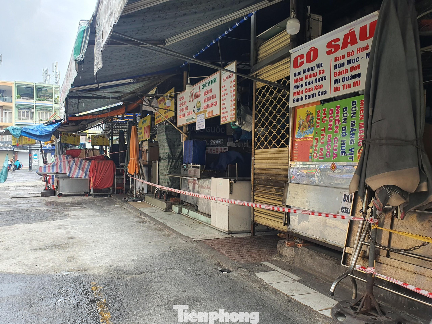 Cơ quan chức năng đã căng dây phong tỏa toàn bộ khu vực mặt tiền chợ để thực hiện biện pháp phòng dịch.