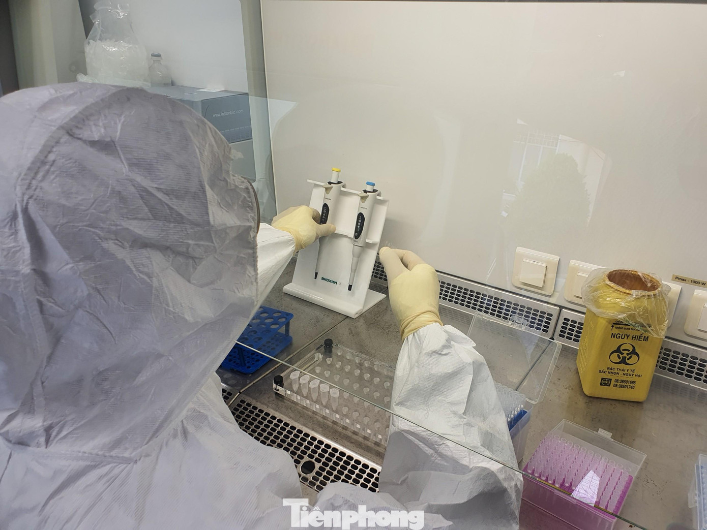 Đến nay, đơn vị đã xét nghiệm khoảng 4.300 mẫu gộp, tương đương với khoảng 40.500 lượt xét nghiệm, trong đó đã phát hiện 217 trường hợp dương tính SARS-CoV-2 và kịp thời thông báo cho Trung tâm Kiểm soát bệnh tật TP.HCM nhanh chóng truy vết và thực hiện các biện pháp phòng chống dịch Covid-19 tiếp theo.