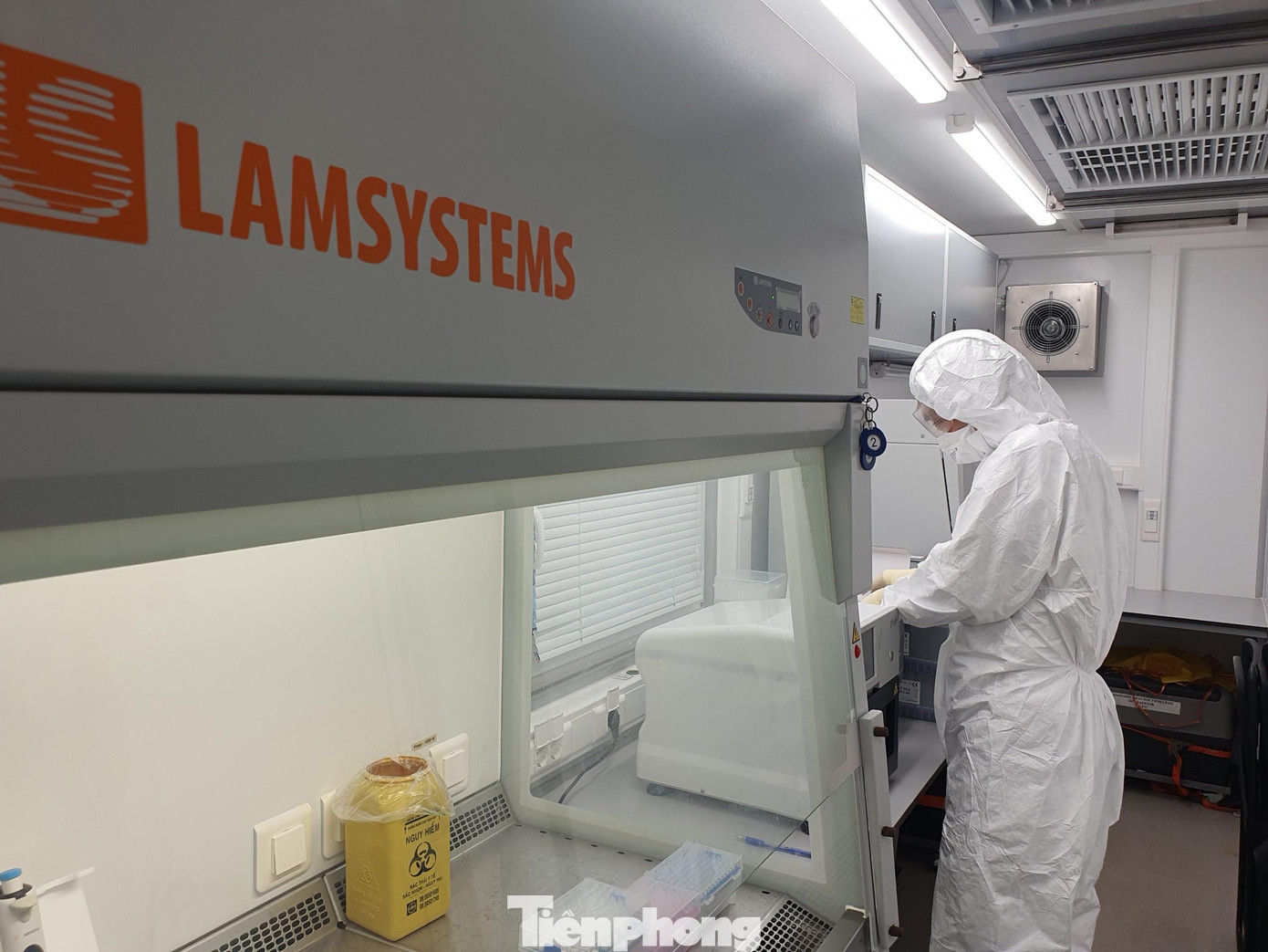 Bên trong được trang bị đầy đủ các phòng chức năng cùng những máy móc, trang thiết bị hiện đại phục vụ công tác xét nghiệm phát hiện virus SARS-CoV-2.