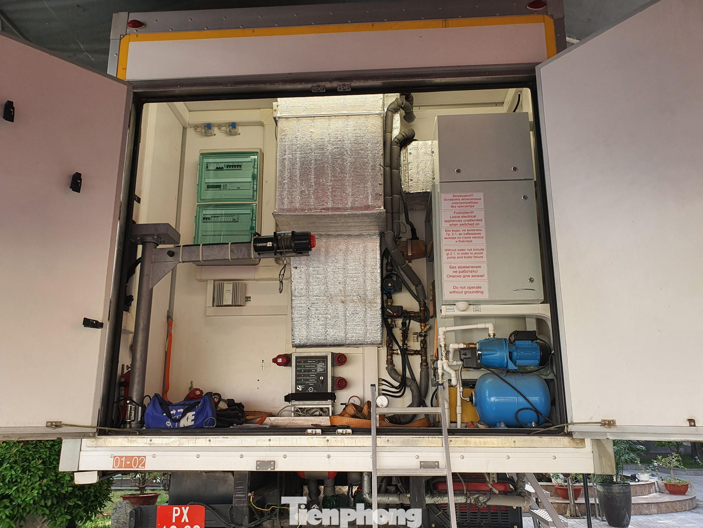 Phía sau xe là hệ thống lọc không khí, hệ thống làm lạnh.