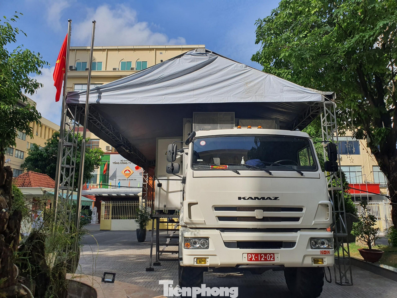 Đây là xe labo xét nghiệm lưu động hiện đại nhất Việt Nam hiện nay, có khả năng làm xét nghiệm độc lập với công suất 400 mẫu mỗi ngày. Hiện tại xe kết hợp với một phòng xét nghiệm ở Trung tâm Nhiệt đới Việt - Nga đang làm xét nghiệm khoảng 1.200 mẫu đơn mỗi ngày.