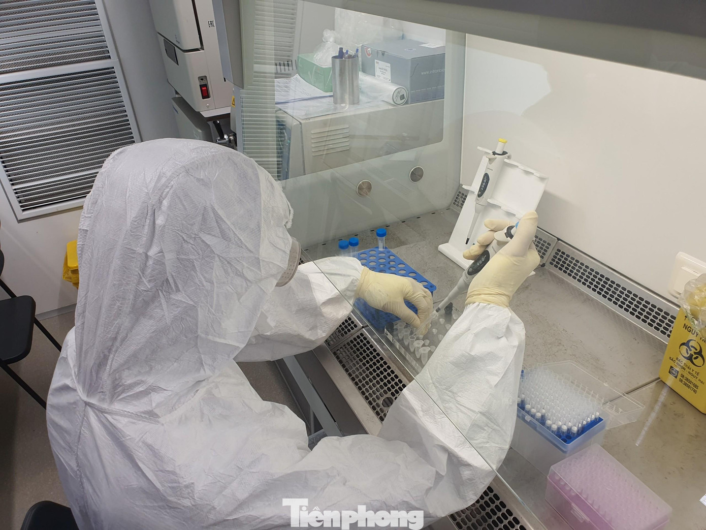 Theo BSCK2 Hoàng Đức Hậu - Giám đốc Trung tâm Nghiên cứu-Điều trị kỹ thuật cao, Viện Y sinh Nhiệt đới, Trung tâm Nhiệt đới Việt-Nga, nhận được lệnh điều động của Bộ Quốc phòng, Trung tâm đã điều động nhân lực từ Hà Nội vào đến TP.HCM và triển khai một phòng xét nghiệm từ ngày 4/7.