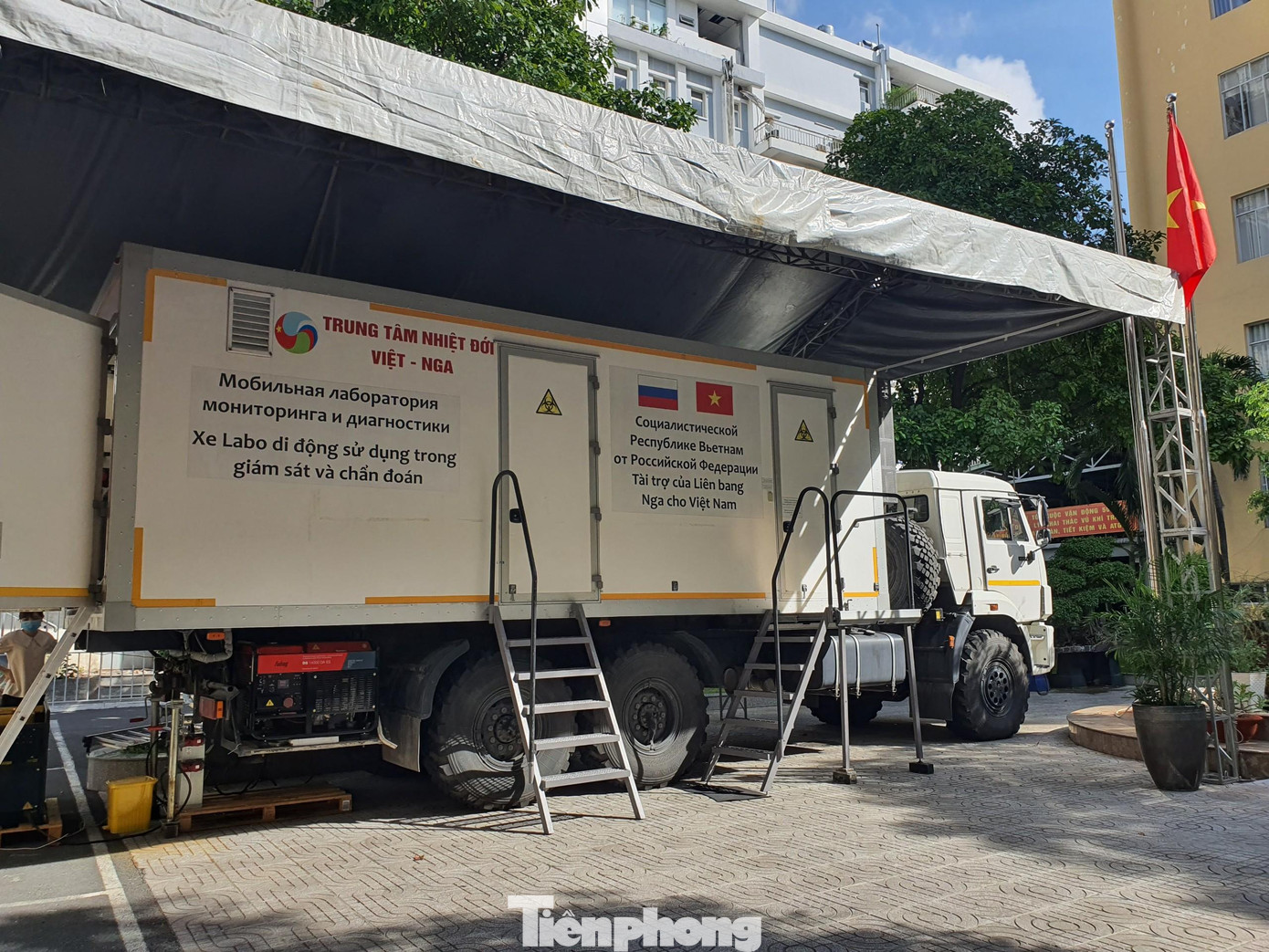 Ghi nhận của phóng viên, bên ngoài chiếc xe có dòng chữ ghi xe labo di động sử dụng trong giám sát và chẩn đoán.