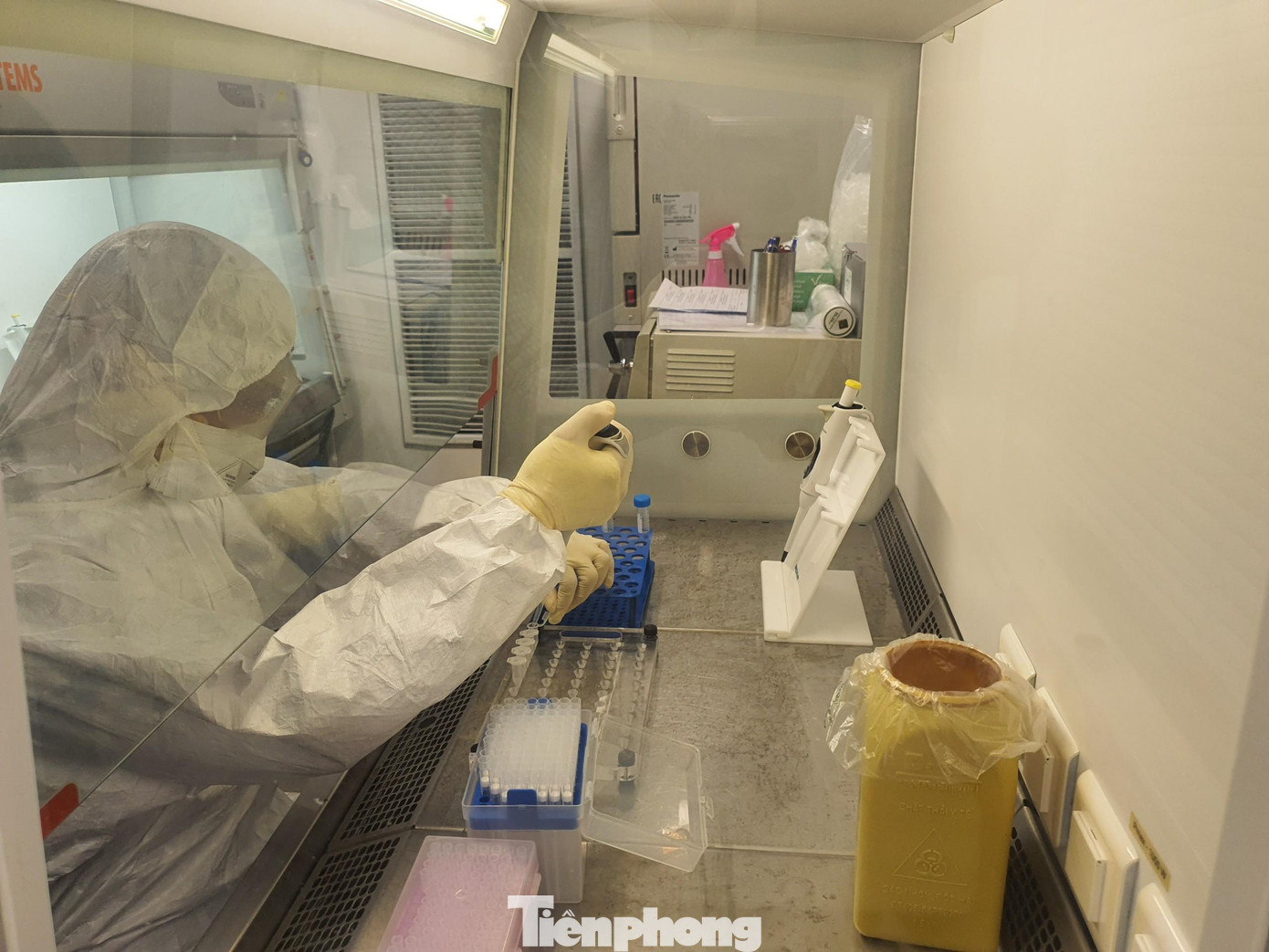 Đến ngày 9/7, xe labo vào đến nơi và tham gia xét nghiệm để sớm chẩn đoán các ca dương tính virus SARS-CoV-2.