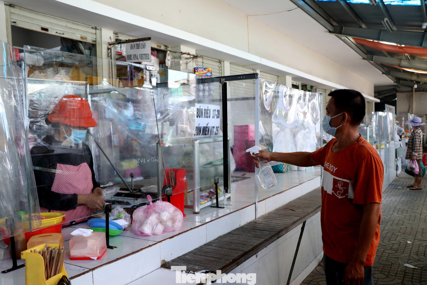 Để bảo vệ tiểu thương cũng như khách đi chợ, bà nảy sinh ý tưởng rồi vận động các tiểu thương tiến hành lắp màng ngăn giọt bắn. Chỉ sau một ngày vận động, các tiểu thương và Ban quản lý chợ đã phối hợp lắp xong màng ngăn giọt bắn cho các quầy hàng còn hoạt động.