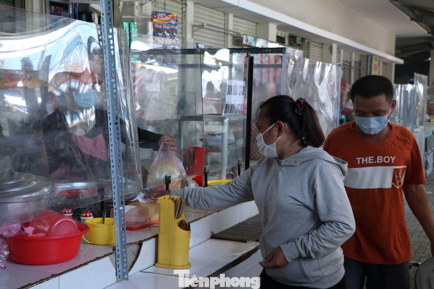 Dù đã thực hiện các biện pháp phòng chống dịch theo yêu cầu của cơ quan chức năng nhưng sau khi một số chợ truyền thống khác phải ngưng hoạt động do liên quan các ca mắc COVID-19, Ban quản lý chợ Ngã Ba Bầu đã nảy sinh ý tưởng lắp vách ngăn giọt bắn tại các quầy hàng.