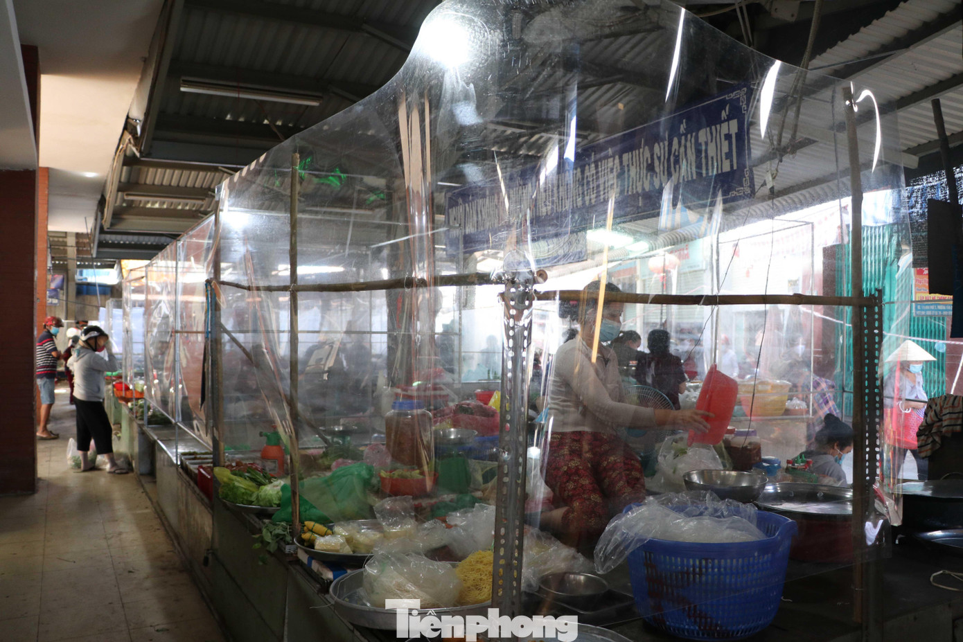 Bà Lương Thị Trang Nhung, Trưởng ban quản lý chợ Ngã Ba Bầu cho hay, từ khi đợt dịch lần thứ 4 bùng phát, Ban quản lý chợ đã thường xuyên nhắc nhở tiểu thương tuân thủ các biện pháp phòng chống COVID-19.