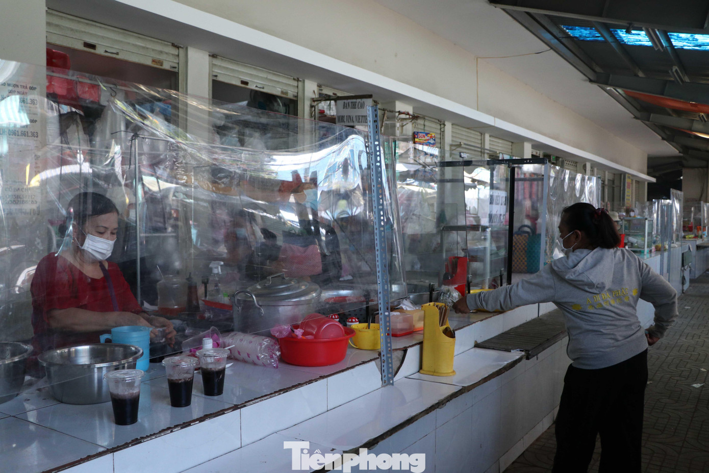 Lớp vách ngăn giọt bắn được lắp cao quá đầu người lớn đứng, phía dưới để hở một đoạn chừng 20cm để tiểu thương và khách hàng trao đổi mua bán mà không chạm mặt trực tiếp.