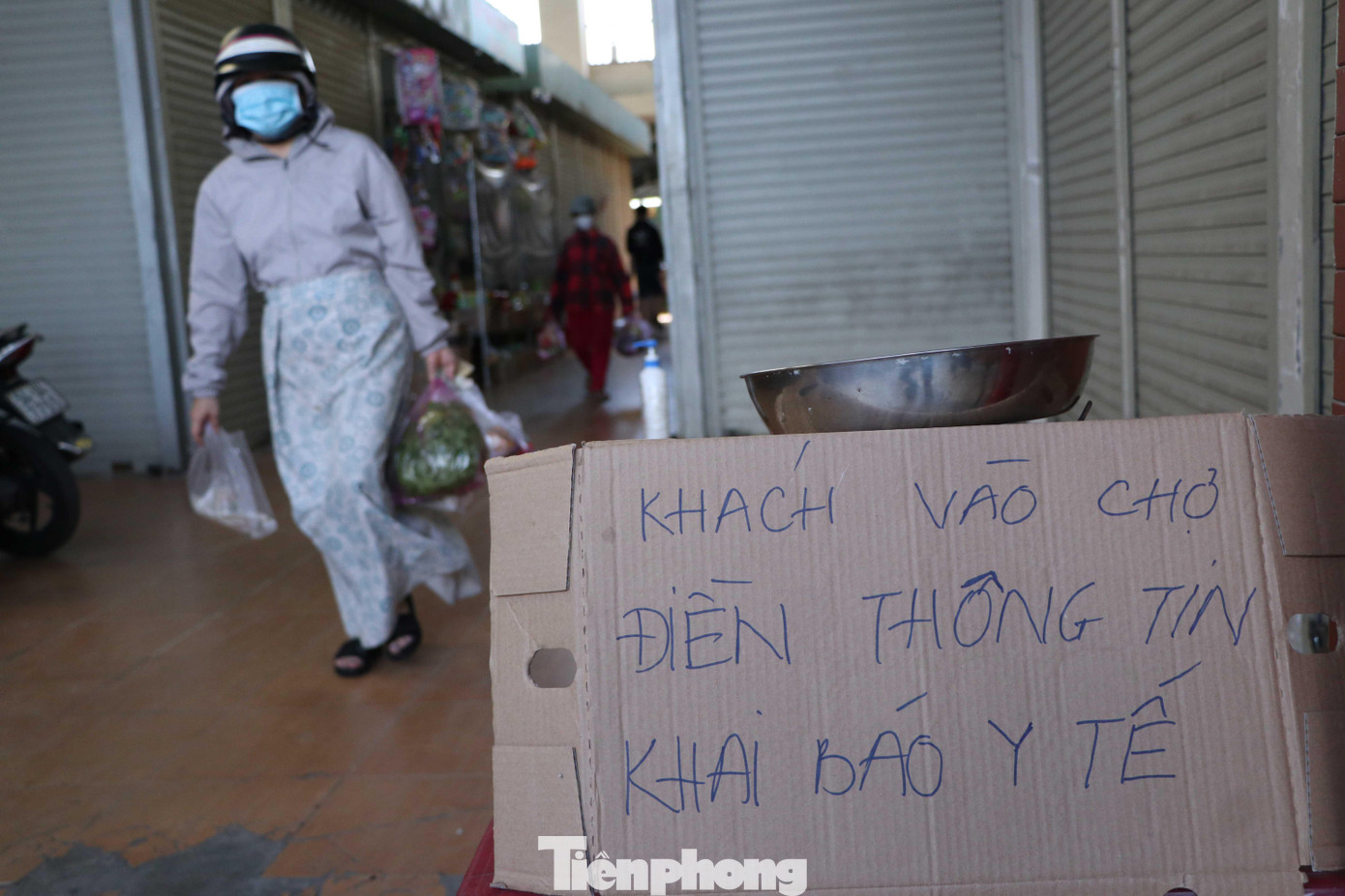 Công tác đảm bảo an toàn phòng chống dịch bệnh COVID-19 tại chợ được triển khai nghiêm ngặt.