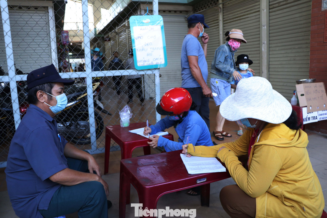 Theo quy định, khách hàng khi đến chợ được yêu cầu khai báo y tế gồm họ tên, số điện thoại để cơ quan chức năng có thể liên lạc khi cần thiết.