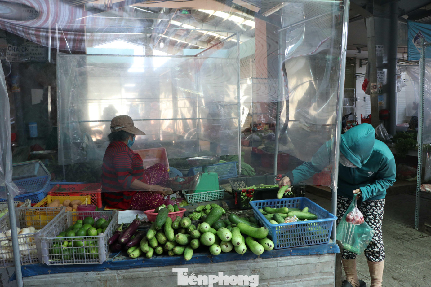 Theo các tiểu thương, dù buôn bán qua lớp vách ngăn có đôi chút bất tiện nhưng đảm bảo an toàn cho bản thân và khách hàng nên mọi người đều ủng hộ.