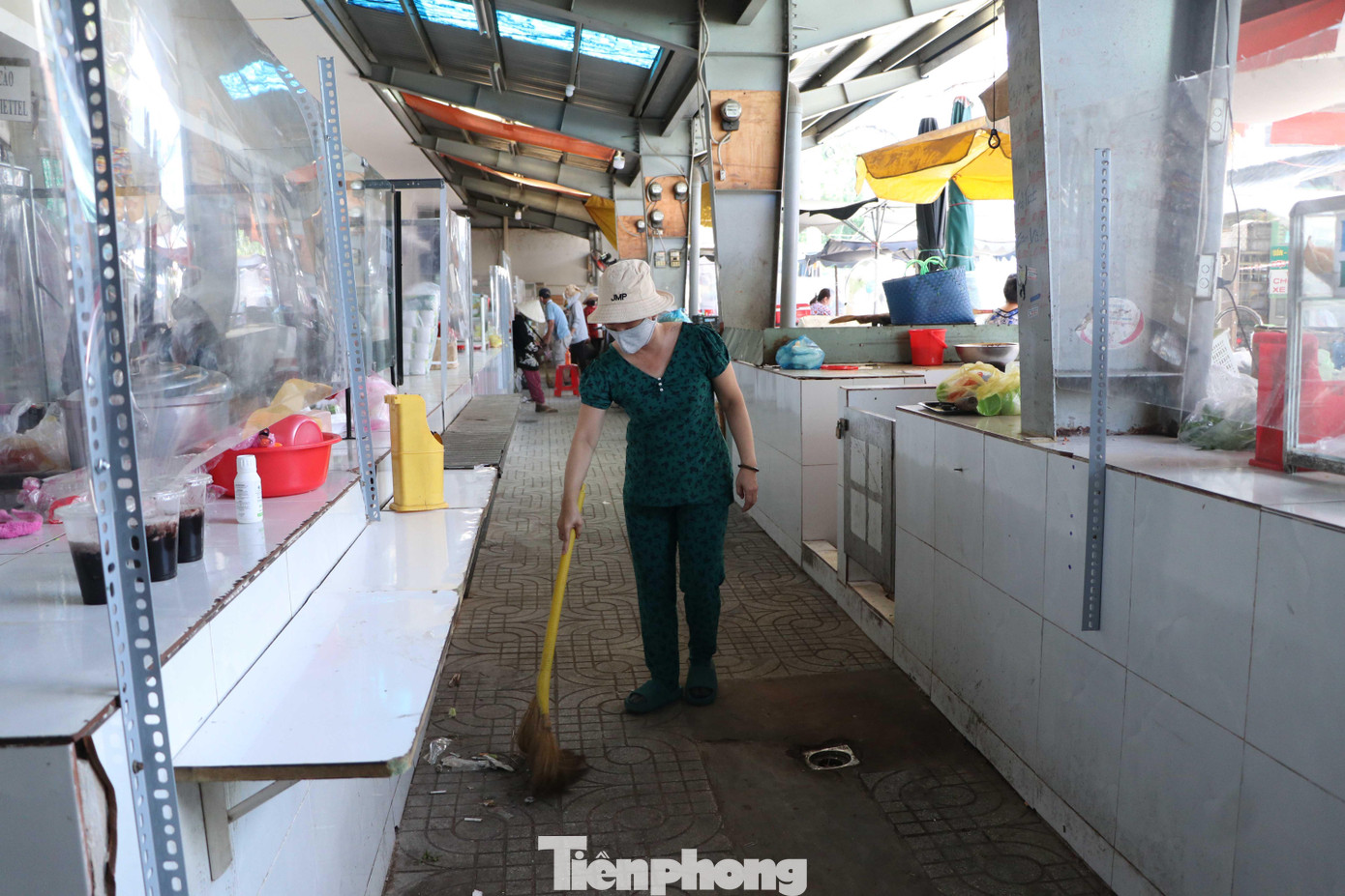 Chợ Ngã Ba Bàu họp từ sáng đến khoảng 12h trưa hàng ngày, sau mỗi phiên chợ, tiểu thương tự quét dọn khu vực buôn bán và sát khuẩn vách ngăn, sạp hàng.