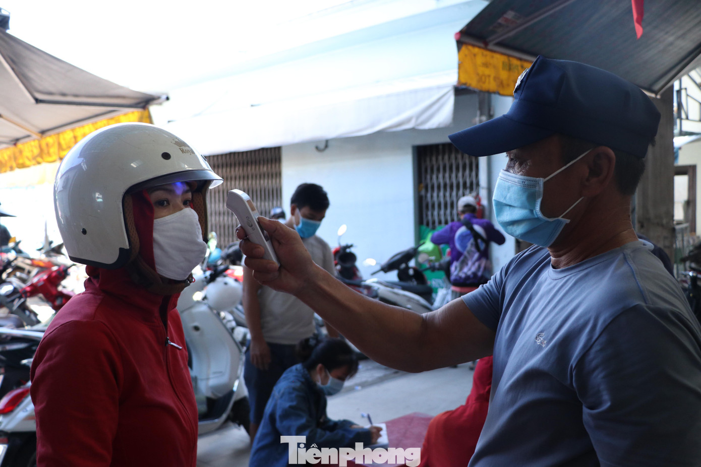 TPHCM yêu cầu người dân chỉ ra ngoài khi cần thiết. TPHCM yêu cầu người dân chỉ ra ngoài khi cần thiết.