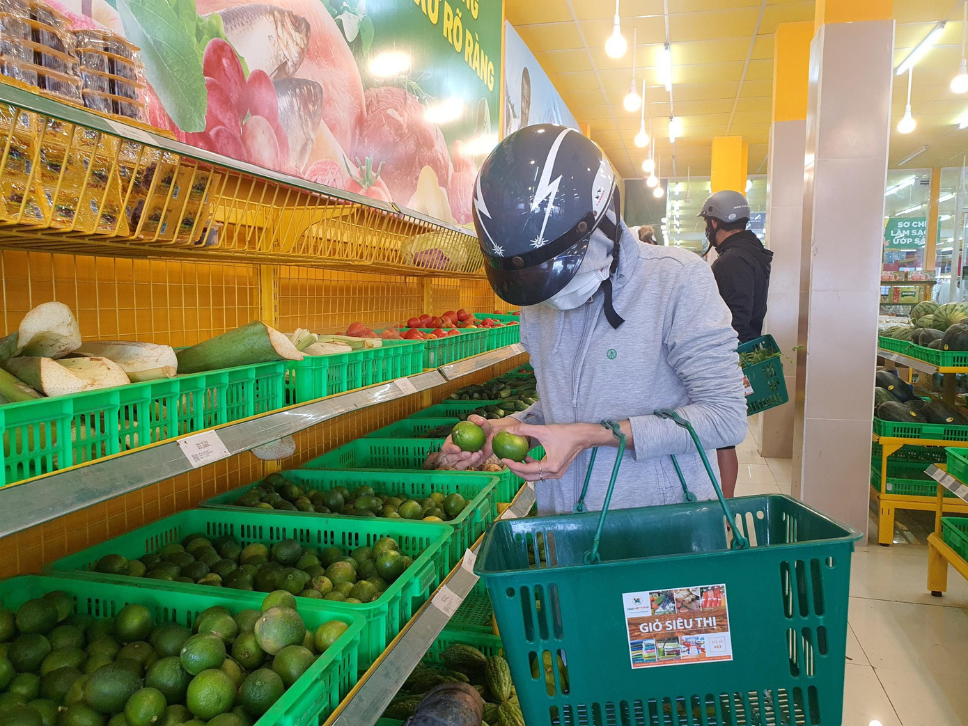 Người dân mua sắm tại Bách Hóa Xanh.