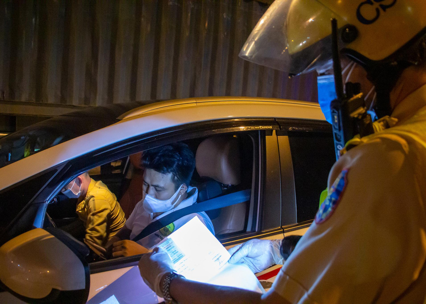 Lực lượng chức năng sẽ kiểm tra kỹ các loại giấy tờ của từng người trên xe lưu thông theo hướng vào TPHCM.