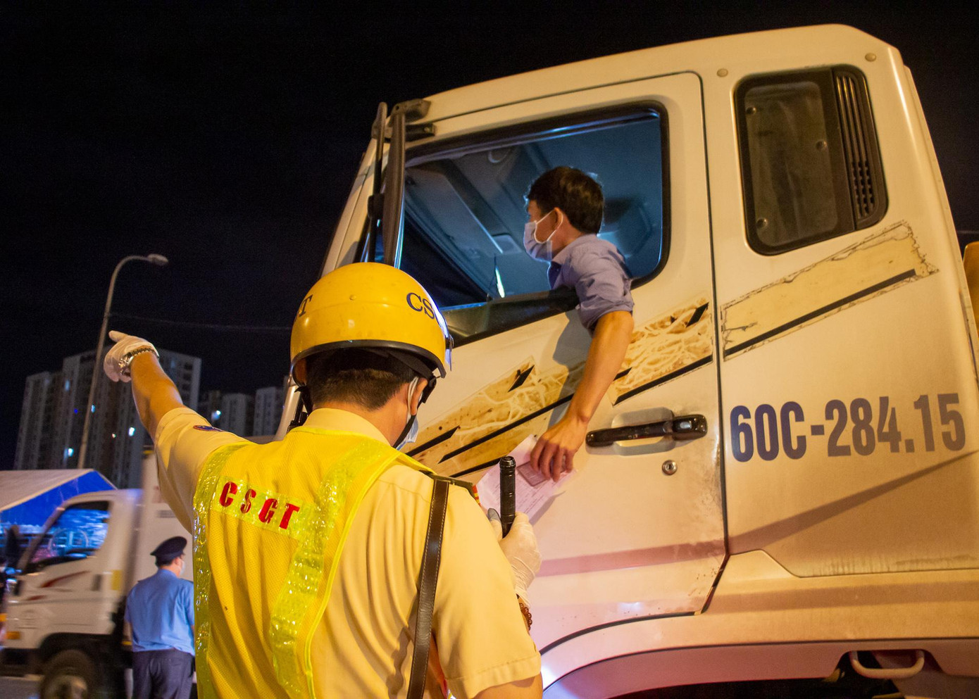 Lực lượng chức năng tại 12 chốt kiểm soát làm việc 24/24 giờ để hướng dẫn tài xế quét mã QR, kiểm tra giấy tờ của từng người khi vào TPHCM.