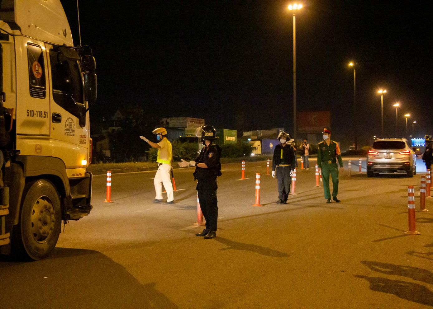 Theo quy định, các phương tiện chở hàng hóa nhu yếu phẩm, lương thực thực phẩm sẽ được lưu thông qua trạm để vào TPHCM nhập hàng hóa.