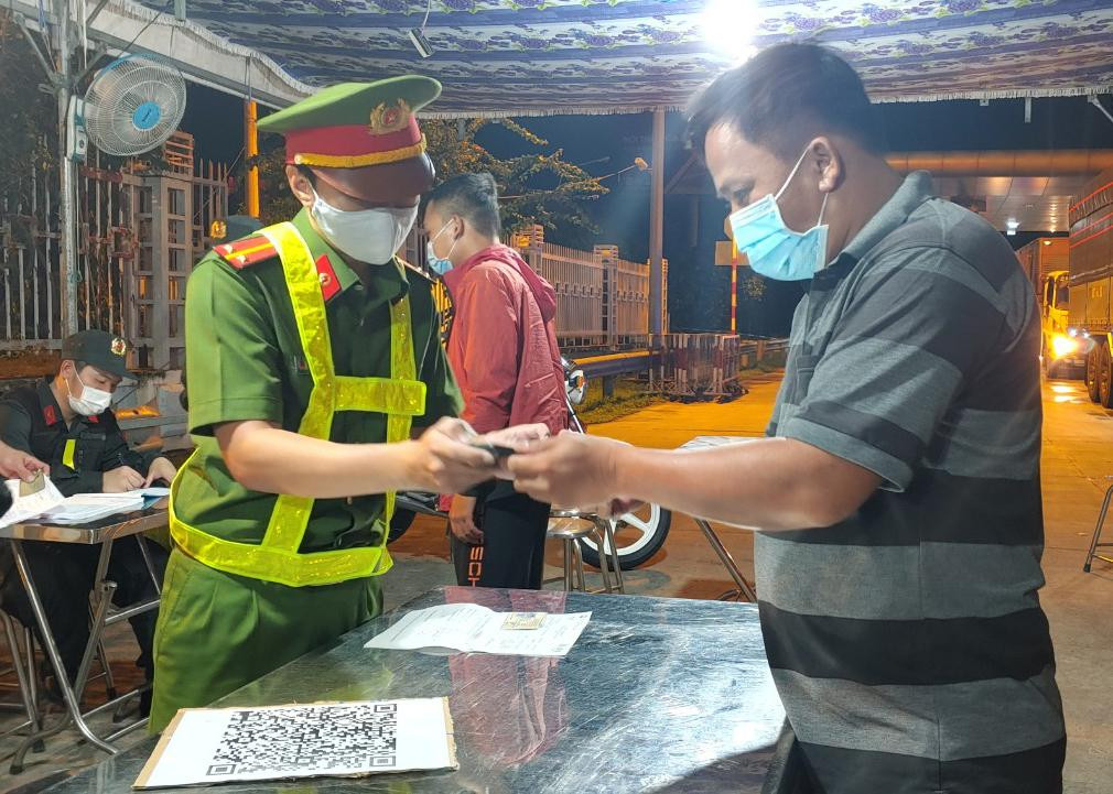 Những tài xế chưa có mã QR riêng của từng chốt kiểm soát được yêu cầu xuống xe để chụp hình, quét mã khai báo y tế tại chốt.
