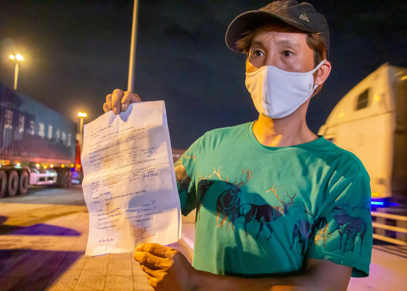 Các tài xế lưu thông qua 12 chốt kiểm soát phải xuất trình được các loại giấy tờ như giấy xét nghiệm COVID-19 âm tính trong vòng 72 giờ, quét mã khai báo y tế tại từng chốt kiểm soát, giấy tờ tùy thân...