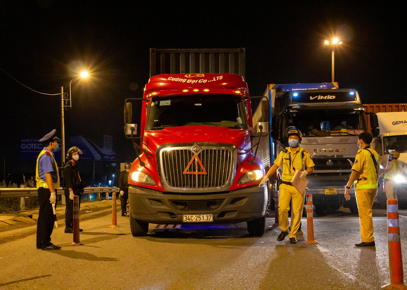 Tại các chốt kiểm soát phòng chống COVID-19, lực lượng Cảnh sát giao thông, Cơ động, Thanh tra giao thông... sẽ phối hợp kiểm tra giấy tờ của tài lưu thông vào TPHCM.