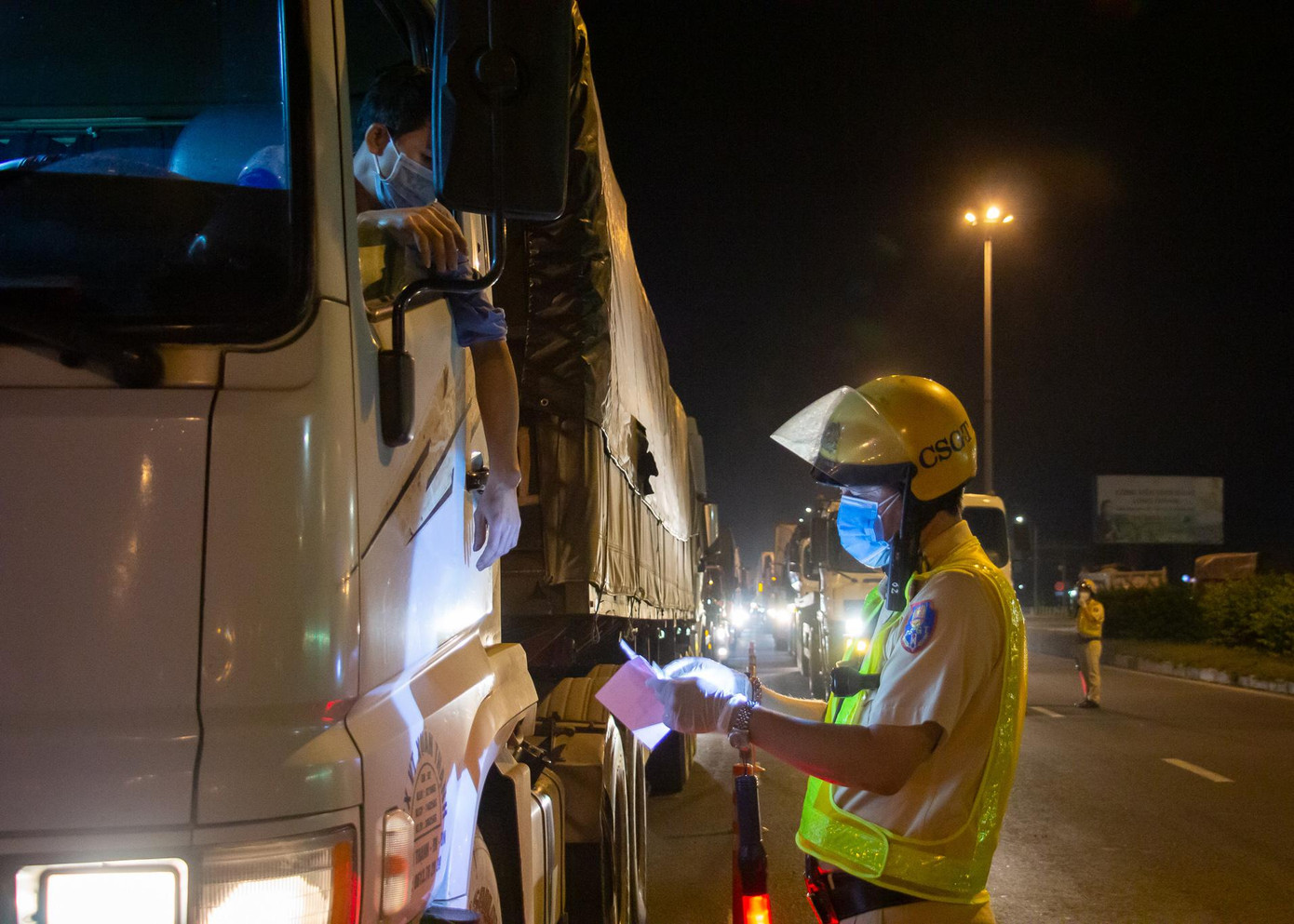 Sở Giao thông Vận tải TPHCM phối hợp cùng 6 tỉnh thành lân cận đã tiến hành cấp mã QR cho các phương tiện được phép lưu thông vào TPHCM theo danh sách các doanh nghiệp đăng ký.