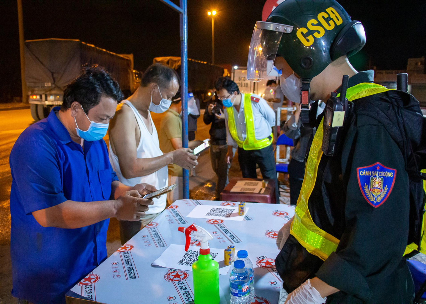 Những ngày qua, sau khi TPHCM áp dụng giãn cách toàn thành phố theo Chỉ thị 16 của Thủ tướng Chính phủ, Công an Thành phố đã lập 12 chốt kiểm soát phòng chống COVID-19 ở các tuyến đường cửa ngõ.