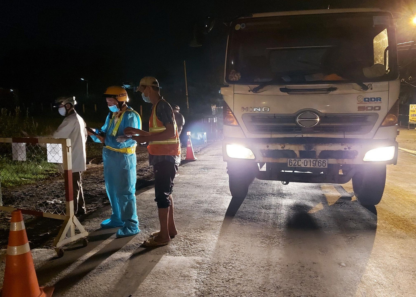 Các tài xế được yêu cầu quét mã QR, và khuyến khích chụp hình lưu lại mã QR của từng chốt kiểm soát để thực hiện khai báo y tế trước khi đến trạm nhằm rút ngắn thời gian khai báo, kiểm tra và hạn chế ùn tắc giao thông tại các chốt.