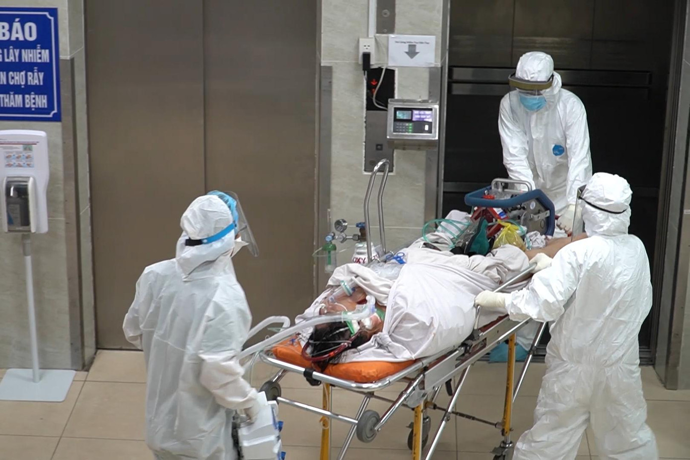 Trước đó, bệnh nhân được chuyển đến Bệnh viện Chợ Rẫy trong tình trạng nguy kịch vào ngày 30/6. Trước đó, bệnh nhân được chuyển đến Bệnh viện Chợ Rẫy trong tình trạng nguy kịch vào ngày 30/6.