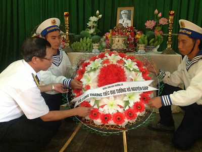 Lính đảo Trường Sa chuẩn bị bàn thờ viếng Đại tướng. Ảnh: T.S