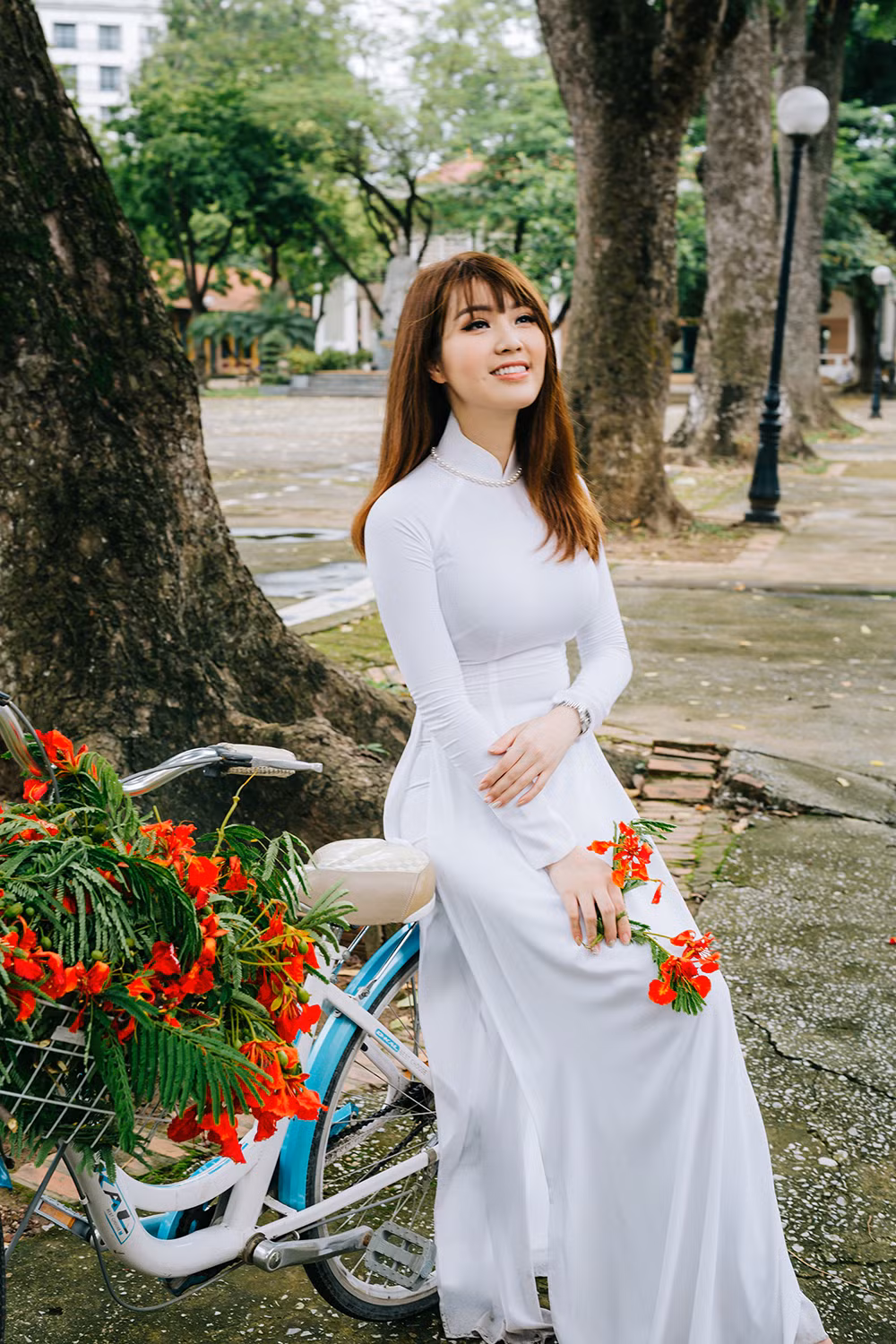 Á hậu Thuỵ Vân mặc áo dài trắng ngồi sau xe MC Hạnh Phúc ảnh 7