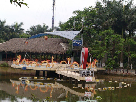 Sau khi sự việc xảy ra, bảo vệ khu sinh thái đã đi dán các biển cảnh báo hồ nước sâu 2,5m. Ảnh: TN. Sau khi sự việc xảy ra, bảo vệ khu sinh thái đã đi dán các biển cảnh báo hồ nước sâu 2,5m. Ảnh: TN