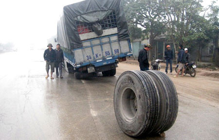 Bánh lăn ra đường nhưng rất may không gây tai nạn đáng tiếc.