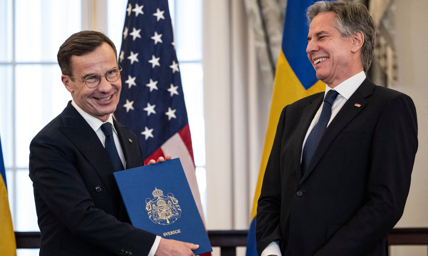 Thủ tướng Thụy Điển Ulf Kristersson (trái) và Ngoại trưởng Mỹ Antony Blinken sau khi NATO phê chuẩn ở Washington. Ảnh: Getty Images.