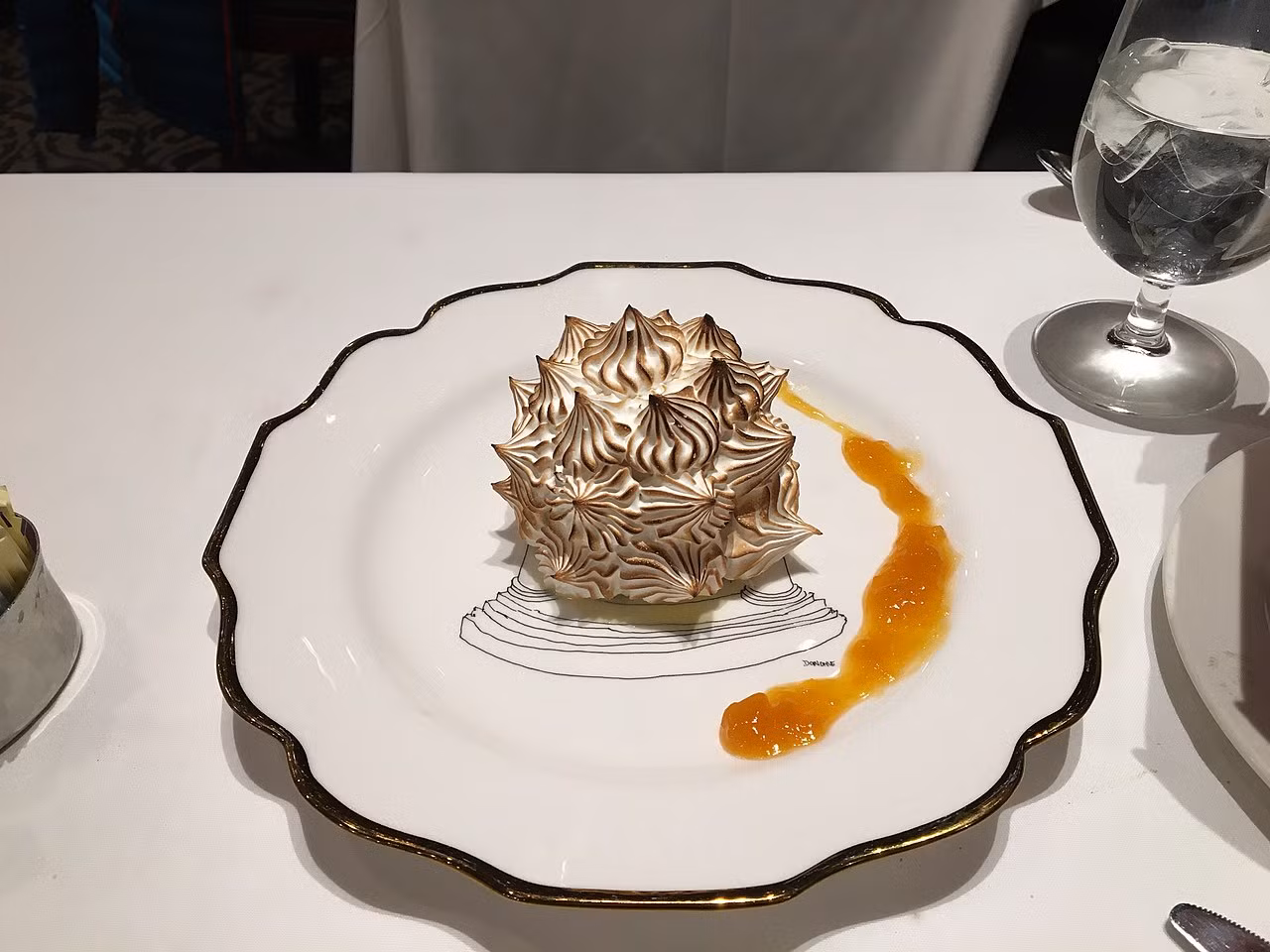Bánh kem Alaska nướng tại nhà hàng Mỹ Delmonico's. Ảnh: Zheng Zhou. Bánh kem Alaska nướng tại nhà hàng Mỹ Delmonico's. Ảnh: Zheng Zhou.