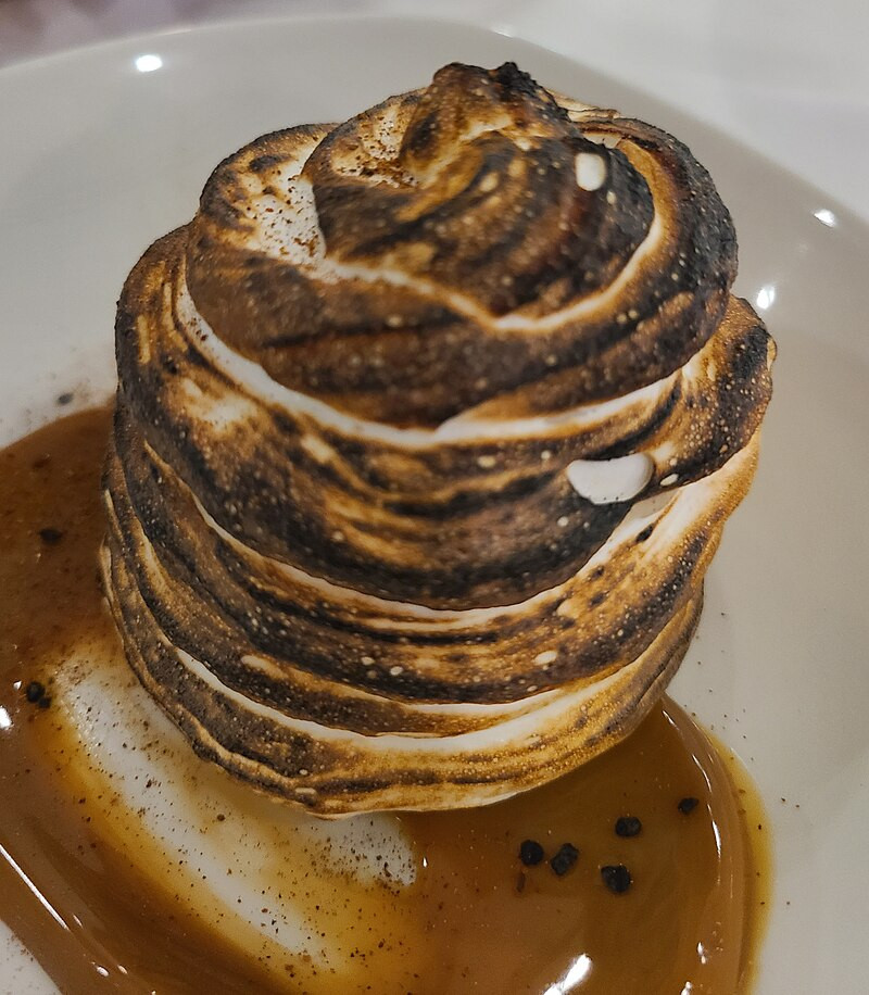 Bánh kem nướng Alaska tại một nhà hàng ở bang Bắc Carolina của Mỹ. Ảnh: Bigmacthealmanac.