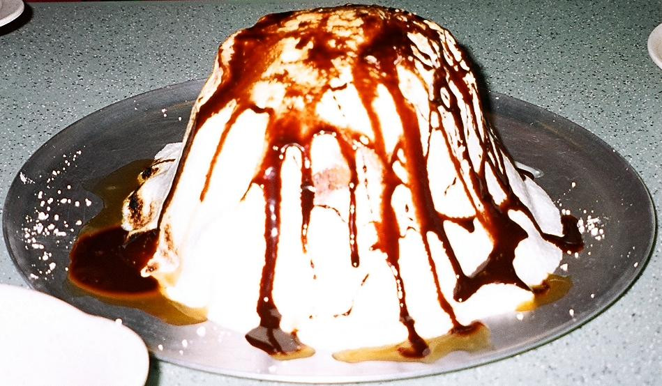 “Ngọn lửa trên tảng băng trôi” từ Hong Kong (Trung Quốc) được làm bằng kem đá, bánh xốp, kem, xi-rô và rượu whisky.