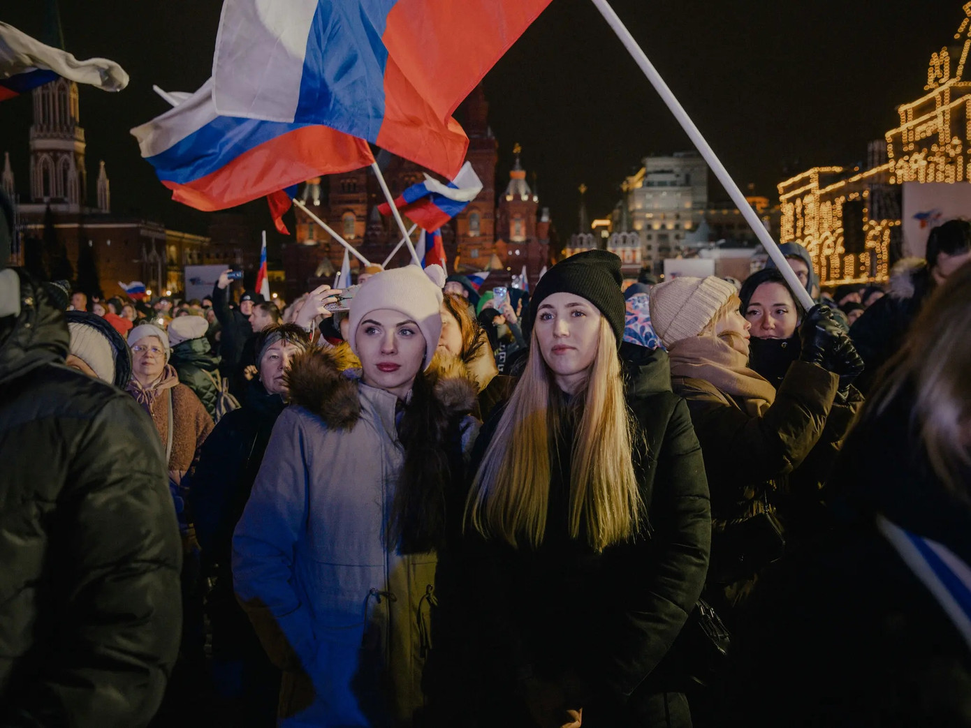 Đám đông người ủng hộ Tổng thống Nga Vladimir Putin bao gồm nhân viên chính phủ, sinh viên… Ảnh: The New York Times.