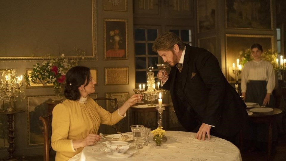 Chuyên gia ẩm thực Dodin (được mệnh danh “Napoleon trong giới ẩm thực”) tự tay nấu ăn cho đầu bếp Eugénie mà ông ngưỡng mộ. Ảnh: IFC Films.