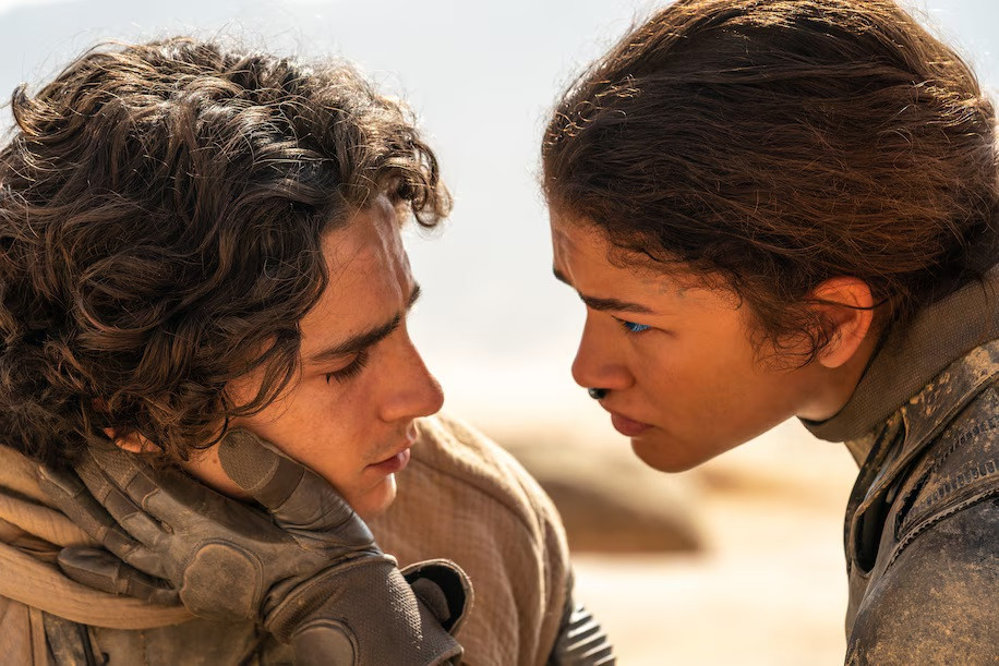 Tài tử Pháp - Mỹ Timothée Chalamet thủ vai Paul Atreides và diễn viên - ca sĩ Mỹ Zendaya hóa thân thành Chani trong Dune: Part Two. Ảnh: Warner Bros. Tài tử Pháp - Mỹ Timothée Chalamet thủ vai Paul Atreides và diễn viên - ca sĩ Mỹ Zendaya hóa thân thành Chani trong Dune: Part Two. Ảnh: Warner Bros.