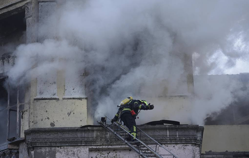 Lính cứu hỏa nỗ lực vào bên trong tòa nhà. Ảnh: AP.