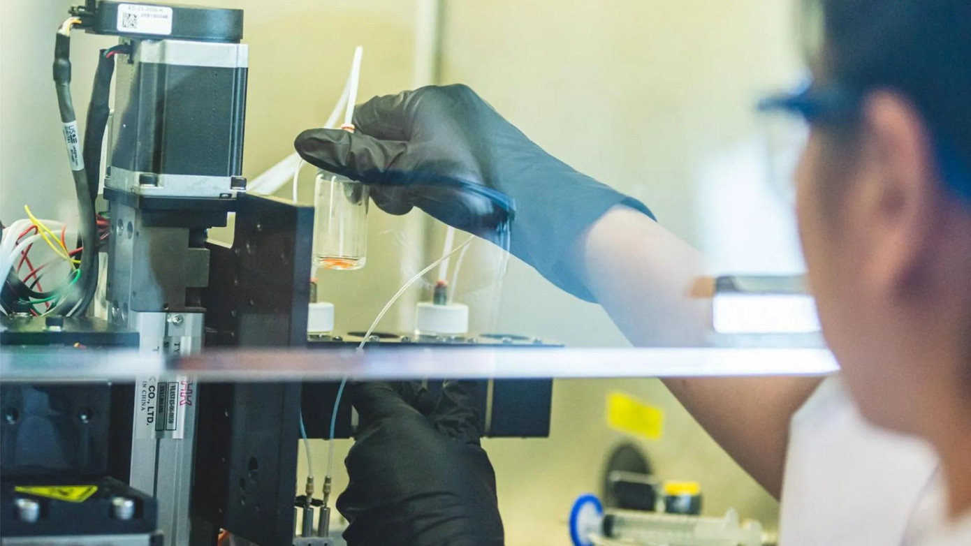 Nhà nghiên cứu tại Đại học bang Pennsylvania làm việc với máy in sinh học 3D dùng để in các lớp da. Ảnh: Penn State.