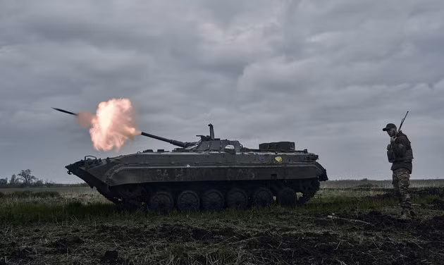 Một xe bọc thép chở quân của Ukraine. Ảnh: AP.