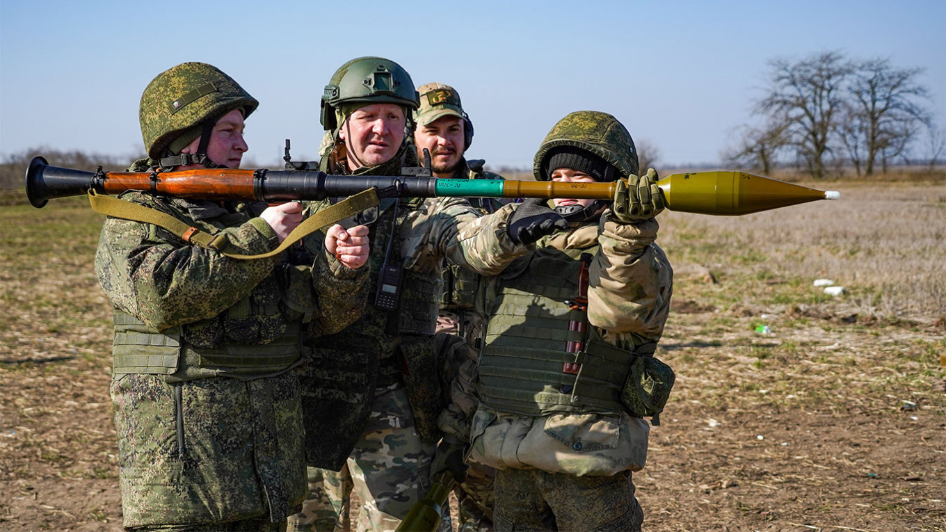Lính Nga đang học cách sử dụng súng chống tăng. Ảnh: Tass.