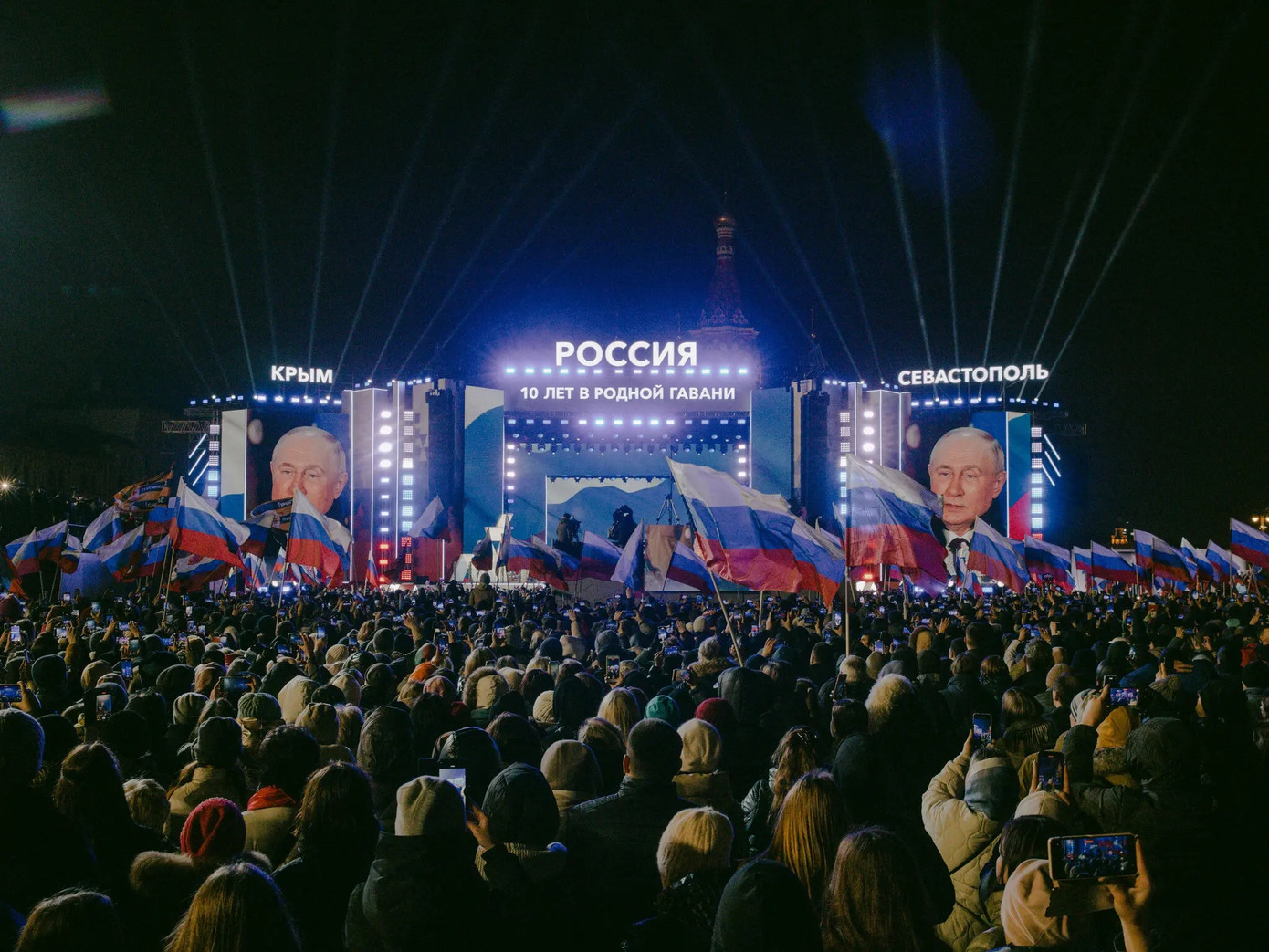 Hàng nghìn người Nga tập trung tại Quảng trường Đỏ ở Mátxcơva hôm 18/3, một ngày sau khi Tổng thống Nga Vladimir Putin được tuyên bố là người chiến thắng trong cuộc bầu cử tổng thống. Ảnh: The New York Times.