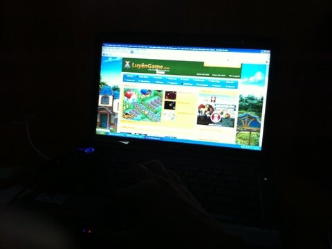 Chơi game online buổi trưa tại công sở