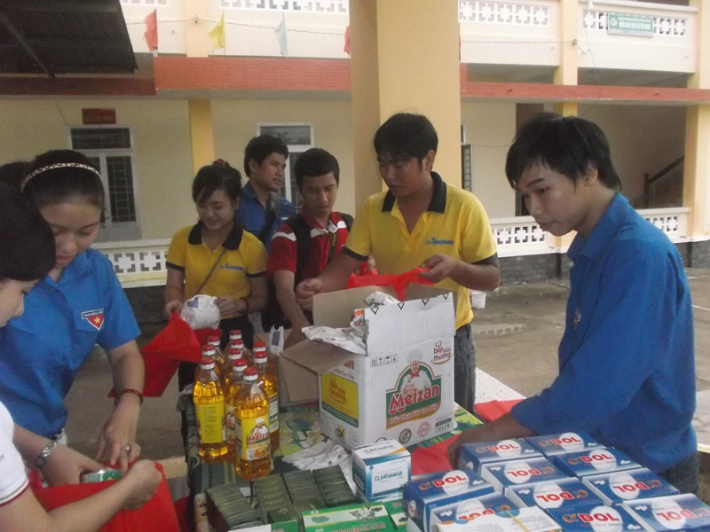 Các bạn trẻ báo Tiền Phong chuẩn bị quà để phát cho người dân