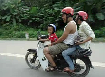 Hình ảnh cậu bé 5 tuổi đi xe máy phóng bạt mạng trên quốc lộ cắt ra từ clip