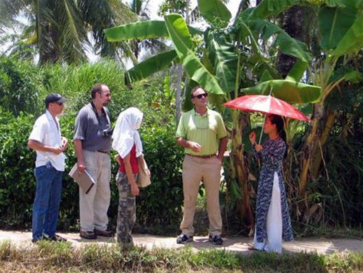 O. Stone đang nghe thuyết minh tại Khu chứng tích Sơn Mỹ. Ảnh: Phú Đức O. Stone đang nghe thuyết minh tại Khu chứng tích Sơn Mỹ. Ảnh: Phú Đức