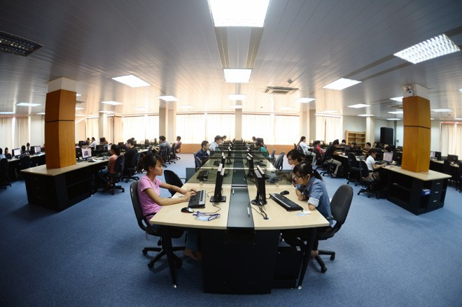 Phòng thư viện chung của trường được bố trí hài hòa, tạo một không gian thoáng đãng 