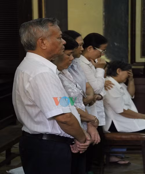 Các bị cáo nghe HĐXX tuyên án
